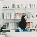 「閱讀是去聆聽別人要說什麼」——造訪平面設計師李君慈的書櫃
