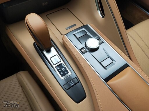 絢麗新裝上身，科技便捷再躍進！ 2024 年式 Lexus LC 500 Convertible 實拍