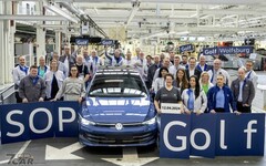 平均每年生產 40 萬輛高爾夫 Volkswagen 第八代小改款 Golf 於德國 Wolfsburg 廠開始量產
