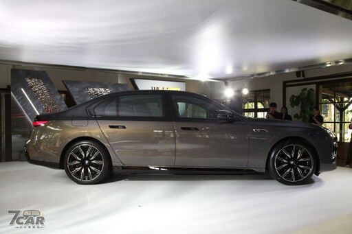 新臺幣 888 萬元起、成為品牌電動車款性能王者 全新 BMW i7 M70 xDrive 實拍