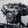 取代 W12 引擎、綜效馬力達 750 匹 Bentley 首度公開全新 V8 PHEV 動力