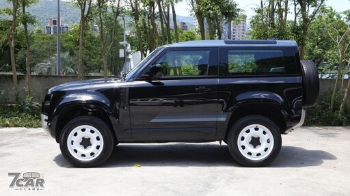 致敬經典，持續精進 25.5 年式 Land Rover Defender 90 D300 S「County 外觀套件」 實拍