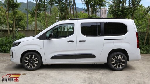 德裔布丁狗 Opel Combo Life Premium 七人座 試駕