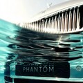 Rolls-Royce 為慶祝 Phantom 百年 將原型車開進游泳池致敬搖滾傳奇