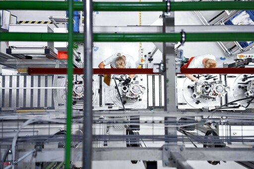 Audi開始在匈牙利焦爾(Győr)以達成一天2,000個PPE電動車平台馬達的產能！