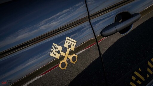 金色鋁圈+蠍子圖騰就是帥《Abarth 695》品牌成立75週年限量紀念款