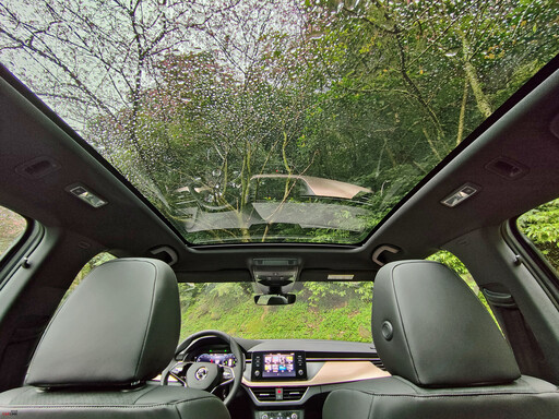 最安全實用的家庭休旅《Škoda Kamiq 冠軍版》駕駛座電調椅與全景天窗入列、加量不加價