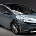 2025年式Toyota PRIUS PHEV升級Qi智慧型手機無線充電裝置，售價129.9/137.9萬元。