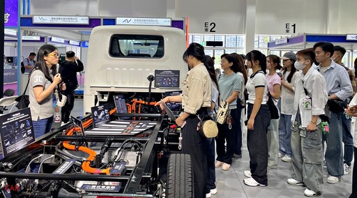 中華汽車自主研發電動商用車ET35與E300,展現綠色物流新實力。打造低碳智慧運輸新解!