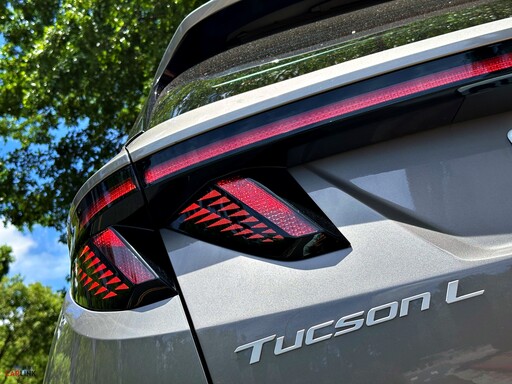 【這台國產休旅真的不一樣】Hyundai Tucson L Turbo Hybrid:開起來像電動車,卻不用充電!