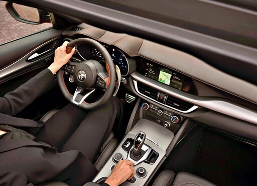 駕馭不是樂趣,而是信仰。就愛為快而狂!Alfa Romeo 218.9萬元起、強勢回歸台灣。