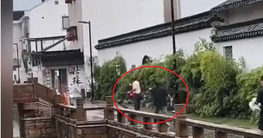 大俠提著勺子來！陸男當街追砍女性 滷味店大廚提長勺猛砸倒追200米