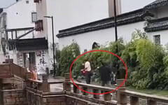 大俠提著勺子來！陸男當街追砍女性 滷味店大廚提長勺猛砸倒追200米