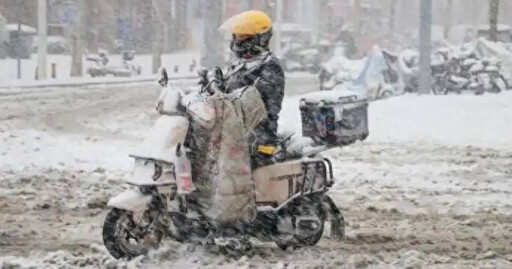 山東濟南遭遇「雙紅」暴雪 汽車1小時「只走50公尺」