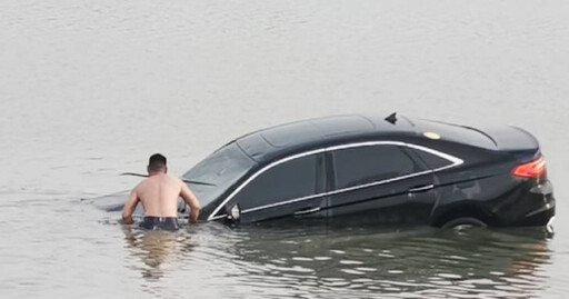 驚險！駕駛連人帶車墜湖 英勇男「口咬撬棍」跳冰冷湖水砸窗救援