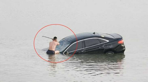 驚險!駕駛連人帶車墜湖 英勇男「口咬撬棍」跳冰冷湖水砸窗救援