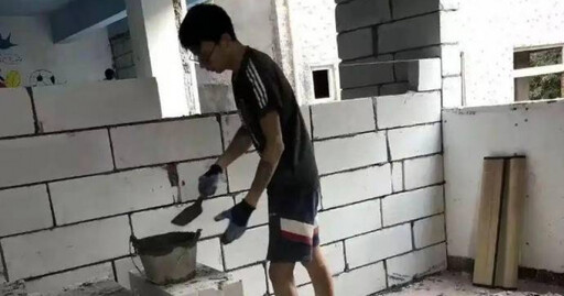 四川男靠搬磚買房買車 「9年賺200萬」吐真心話：不值得學習