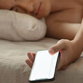 35歲男天天熬夜 腦出血昏迷半個月！中醫師揭「這時間」一定要躺床