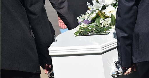男熱心幫鄰抬棺突「胸痛倒地」猝死 家屬索賠9萬法院判決太意外