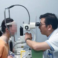 活了38年…武漢女視力超差「看手機都不清楚」 檢查竟是眼裡長牽牛花