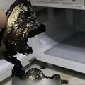 手搖飲放微波爐加熱30秒「起火燒焦」 顧客批沒標示…業者回應了