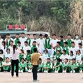 少年因病休學…全班到醫院合拍畢業照 爸感動喊「他們沒有遺忘」