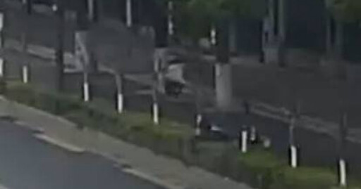 騎車被撞倒地…路人熱心協助「竟是車禍肇事者」 下場慘了:致人死亡