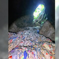 張家界天然溶洞驚見150公尺深垃圾瀑布 居民傻眼：清出10年前水瓶