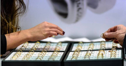 男子偷女友黃金變賣…再買禮物送她 被揭穿下場慘了