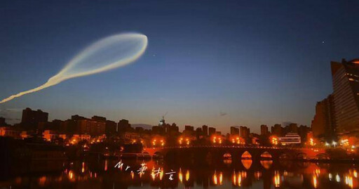 西安現「蝌蚪狀」不明飛行物! 專家揭真相:火箭暮光效應