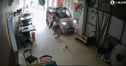 老人駕車失控衝撞餐廳 11歲姊姊急抱17個月大親妹「緊急避險」