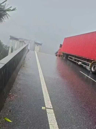 大陸貴州驚傳高速公路坍塌!現場傷亡不明 「貨車頭騰空」驚悚畫面曝