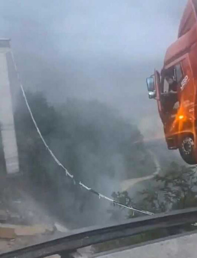大陸貴州驚傳高速公路坍塌!現場傷亡不明 「貨車頭騰空」驚悚畫面曝