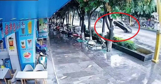像極了動作片!雲南街頭突現巨坑 轎車驚險飛越大坑無人傷亡