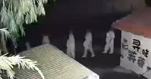 大陸廣州50名白衣人集體夜行!網嚇壞「這是不是邪教」 官方:在進行斷食