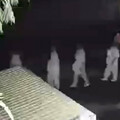 大陸廣州50名白衣人集體夜行！網嚇壞「這是不是邪教」 官方：在進行斷食