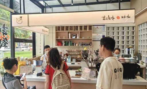 陸咖啡廳推「肥腸拿鐵」爆紅！製作過程大揭密 老闆曝：業績翻4倍