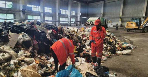 廣東媽旅遊「孩子誤丟兒童手錶」 工人花4小時翻8噸垃圾找回