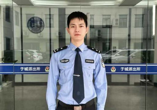 嬤每天準時擺攤賣菜!「這天沒出現」暖心帥警急找人 及時救下她一命