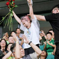 4萬人見證！球場上演「反向求婚」 95後妹子甜喊：北京爺們痛快點