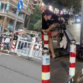 比誰倔強？外送員、電動車騎士「馬路對峙4小時」 目擊者：天都黑了
