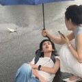 街頭溫情一幕！男孩雨中被撞倒「路人冷漠無視」 女子獨自守護的畫面暖哭網友