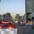 老翁步履蹣跚過馬路！女駕駛好心攙扶 下秒慘遭賞巴掌「眼鏡打飛落地」