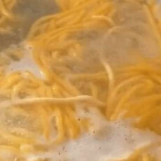 幫鄰居收割玉米留下來吃晚餐！2男食用「酸湯子」送醫 1死1命危