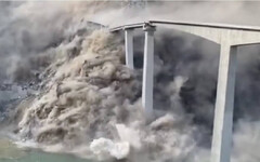 才剛通車10個月橋就垮了！四川紅旗大橋瞬間垮塌影片瘋傳 官方初判山體滑坡釀禍