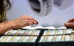 小孩試戴金手鐲10秒遭索賠4400元 母傻眼報警！業者回應了