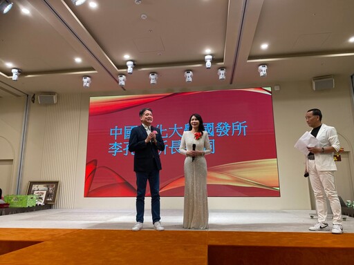 台灣新住民經貿文化交流協會「華服」發表秀 賀樺:昂首闊步愛心付出促進兩岸交流