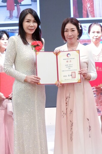 台灣新住民經貿文化交流協會「華服」發表秀 賀樺:昂首闊步愛心付出促進兩岸交流