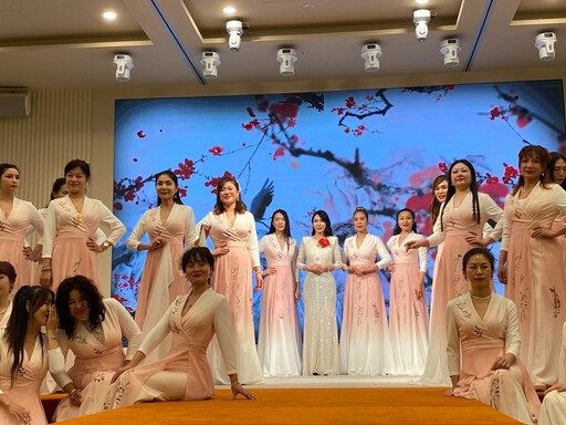 台灣新住民經貿文化交流協會「華服」發表秀 賀樺:昂首闊步愛心付出促進兩岸交流