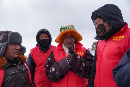 在冰川下行走的志願者：守護好「長江第一滴水」